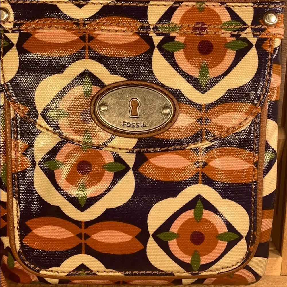 Fossil crossbody flower pattern/leather great bag!